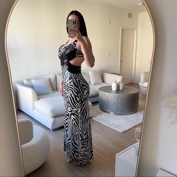 Zebra Sequined Open Back Evening Dress - Picture 3 of 9